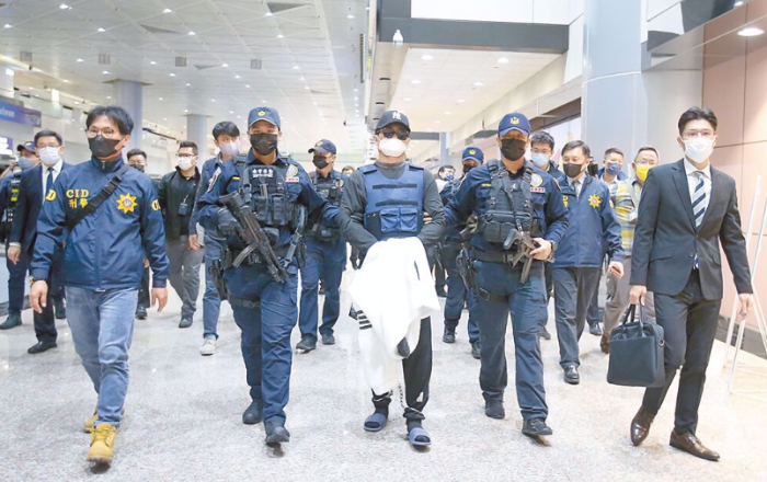 去年犯下“臺南學(xué)甲88槍擊案”主謀洪政軍(中)及槍手孔祥志25日返臺 去年犯下“臺南學(xué)甲88槍擊案”主謀洪政軍(中)及槍手孔祥志25日返臺