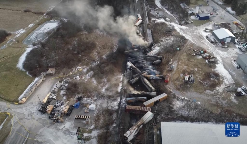 這張美國國家運輸安全委員會發(fā)布的無人機視頻截圖顯示的是有毒化學(xué)品運載列車脫軌事故現(xiàn)場。（圖源：新華社）