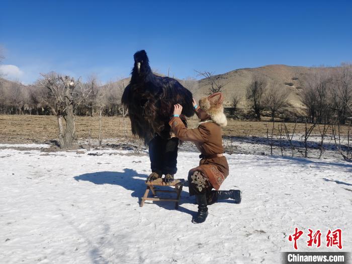 杰恩斯汗？沙拉皮(左)在鷹舞中扮演鷹的角色 古麗米娜·艾力哈孜 攝