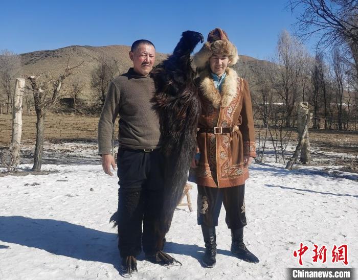 杰恩斯汗？沙拉皮(左)與兒子 古麗米娜·艾力哈孜 攝