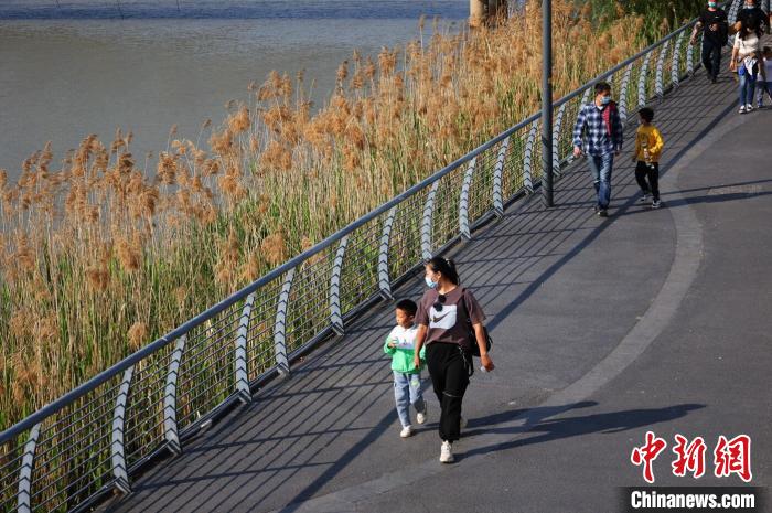 今年是長(zhǎng)江十年禁漁全面實(shí)施的第三年，南京正式展開(kāi)“春季護(hù)魚(yú)”專(zhuān)項(xiàng)行動(dòng)，鞏固禁捕退捕工作取得的成果。　泱波 攝