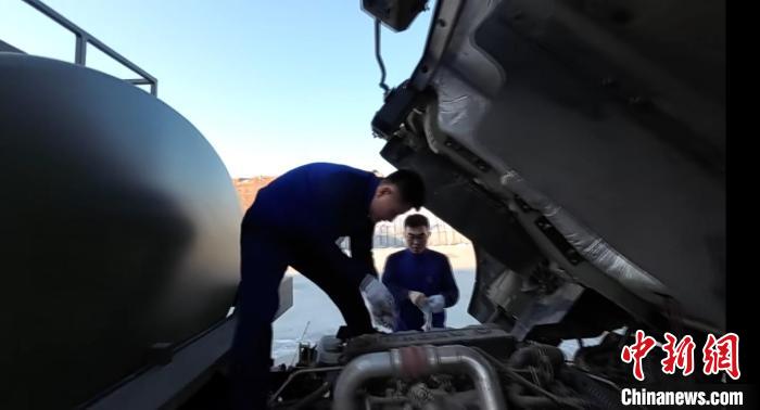 圖為劉守福檢修防火車輛?！⊥踝?攝