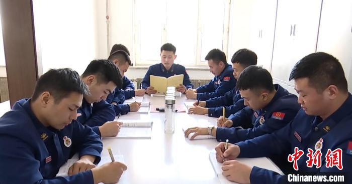 圖為劉守福和隊(duì)友們進(jìn)行理論學(xué)習(xí)?！∮邶埥?攝