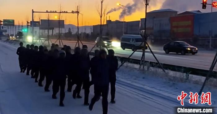 圖為劉守福和隊(duì)友們?cè)诒煅┑刂谐烤?。　于龍?攝