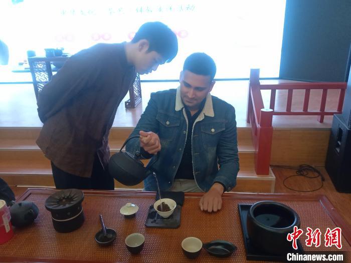 圖為拉維在學習點茶?！∈茉L者供圖