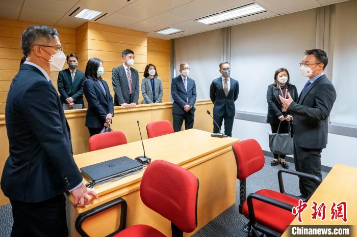 2月28日，澳門廉政專員陳子勁(右三)率團(tuán)訪問香港。圖為代表團(tuán)參觀香港廉署總部大樓設(shè)施?！∠愀哿鸸倬W(wǎng) 攝