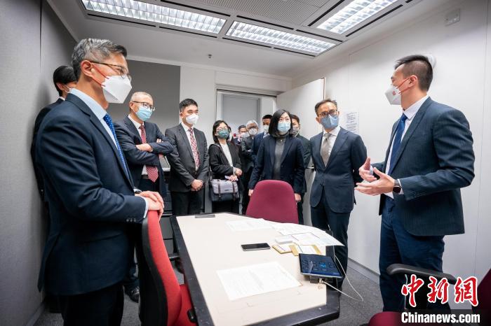 2月28日，澳門廉政專員陳子勁(右二)率團(tuán)訪問香港。圖為代表團(tuán)參觀香港廉署總部大樓設(shè)施。　香港廉政公署官網(wǎng) 攝