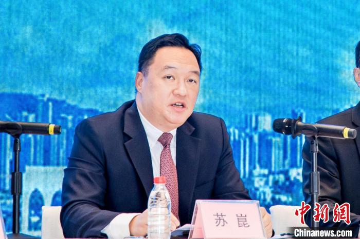 橫琴粵澳深度合作區(qū)執(zhí)委會副主任蘇崑介紹政策主要內(nèi)容及落實措施?！￡P(guān)銘榮 攝