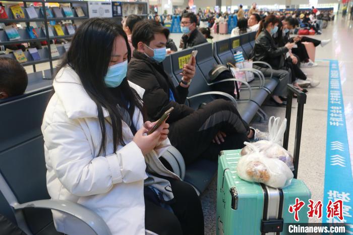 圖為游客打包螺螄粉，準(zhǔn)備帶上動(dòng)車(chē)?！×周?攝