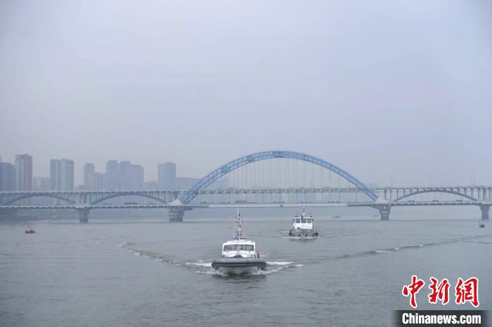 杭州多個(gè)涉水單位聯(lián)合執(zhí)法。　錢晨菲 攝