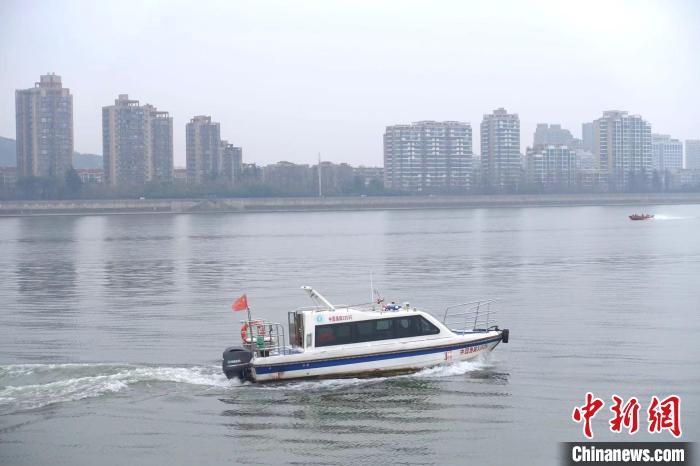 執(zhí)法艇在錢塘江上巡邏?！″X晨菲 攝