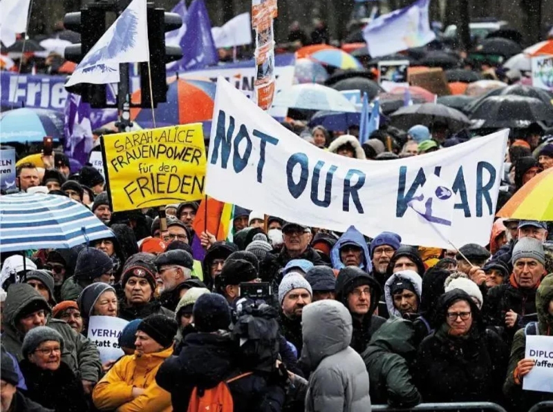 柏林示威者25日高舉“這不是我們的戰(zhàn)爭(zhēng)”標(biāo)語，要求停止對(duì)烏軍援。（大公報(bào)）