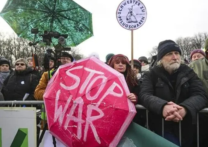 2月25日，德國柏林，數(shù)萬人聚集在勃蘭登堡門，高舉反戰(zhàn)標(biāo)語，反對(duì)向?yàn)蹩颂m提供武器。視覺中國供圖