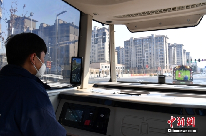 資料圖：雄安新區(qū)的智能網(wǎng)聯(lián)巴士近期正在進(jìn)行投入運(yùn)營(yíng)前的道路測(cè)試。<a target='_blank' href='/'>中新社</a>記者 韓冰 攝