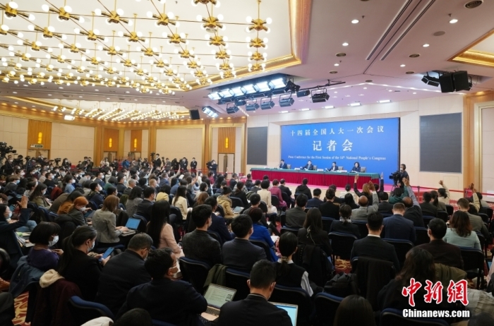 3月7日，十四屆全國(guó)人大一次會(huì)議在北京梅地亞中心多功能廳舉行記者會(huì)，外交部長(zhǎng)秦剛就“中國(guó)外交政策和對(duì)外關(guān)系”相關(guān)問(wèn)題回答中外記者提問(wèn)。<a target='_blank' href='/'>中新社</a>記者 毛建軍 攝