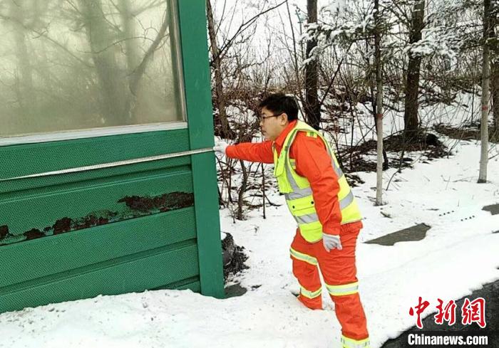 張淼正在檢查損壞聲屏障，記錄數(shù)據(jù) 吉高集團(tuán)供圖