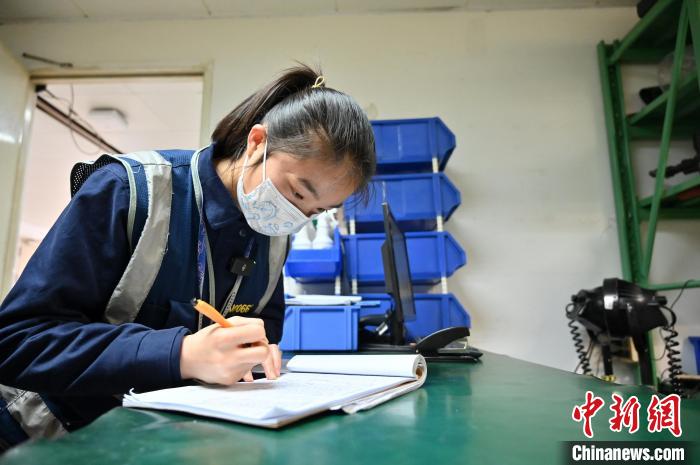 圖為咸俊填寫工具領(lǐng)取單?！∮峋?攝