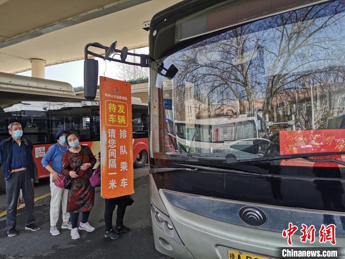 乘客自覺(jué)排隊(duì)等待乘坐鄭州104路公交車(chē)。　韓章云 攝