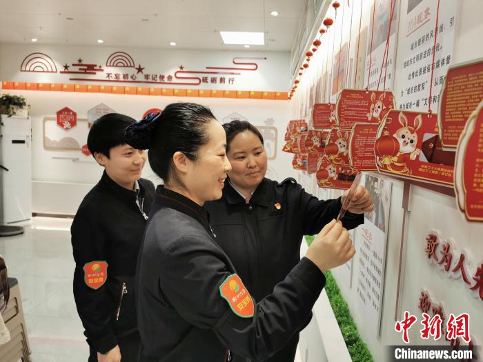 鄭州104公交線路工作人員一起重溫車(chē)隊(duì)歷史?！№n章云 攝