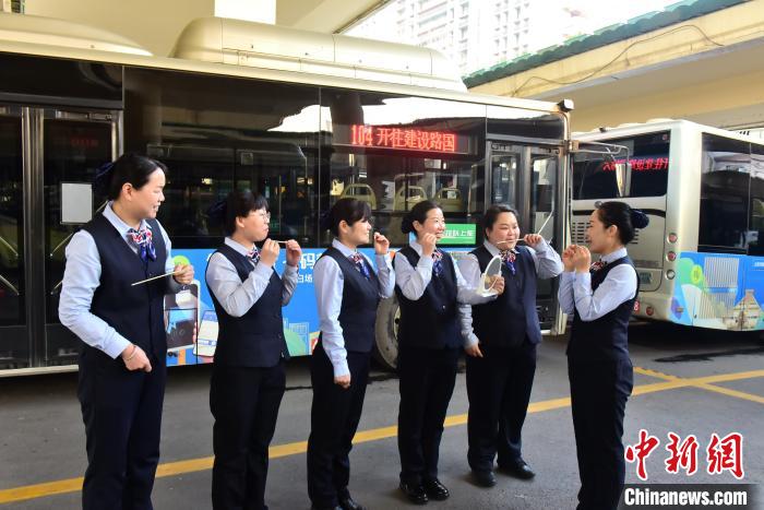 鄭州104公交線路的工作人員咬筷子練微笑?！●R勇杰 攝
