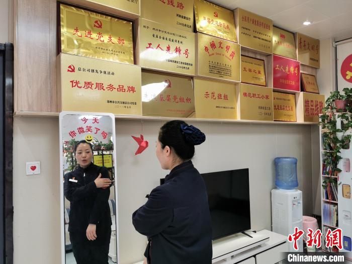 每次出車(chē)前，鄭州104路公交車(chē)駕駛員程紅巖都會(huì)認(rèn)真照鏡整理儀表?！№n章云 攝