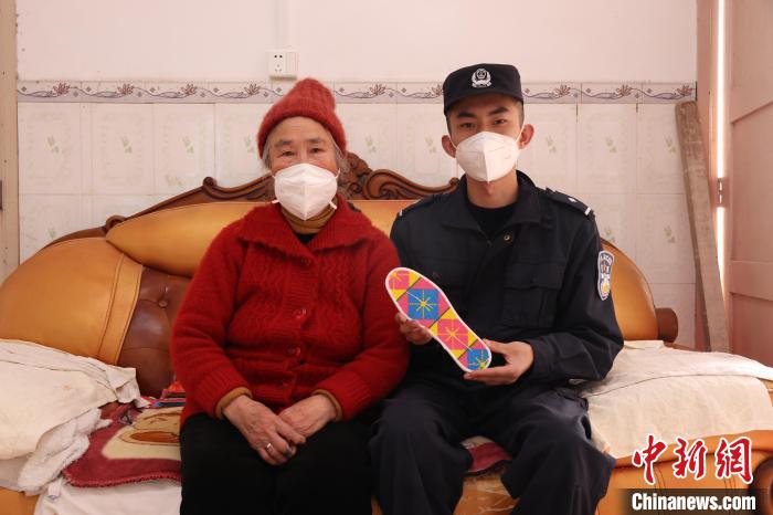 圖為羅金娥(左)與民警合影。　文山邊境管理支隊(duì)供圖