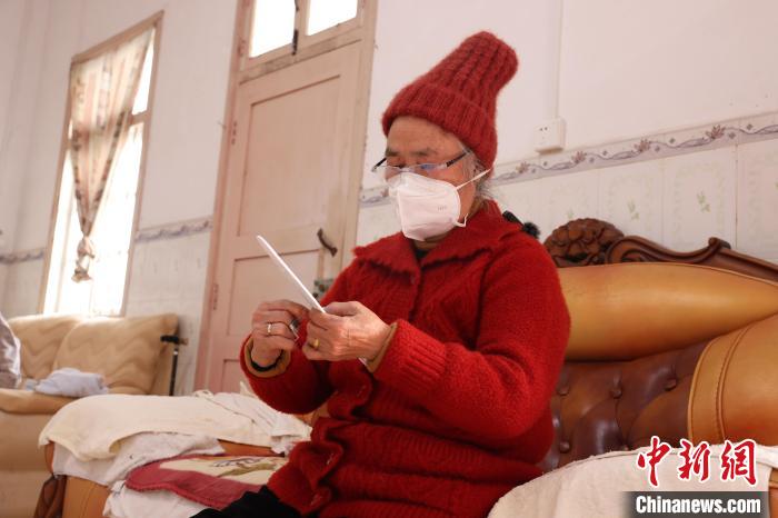 圖為羅金娥正在制作鞋墊?！∥纳竭吘彻芾碇ш?duì)供圖