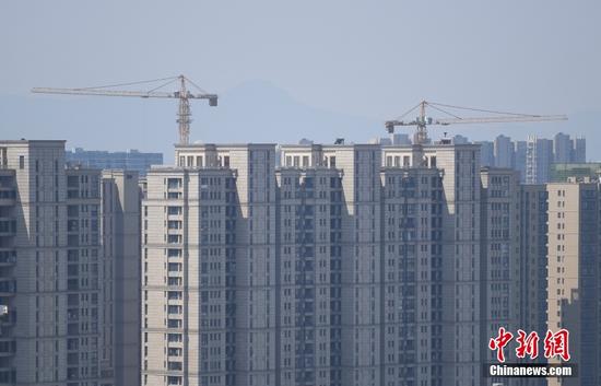 5月17日，浙江杭州城北高樓林立。杭州市房地產(chǎn)市場平穩(wěn)健康發(fā)展領(lǐng)導(dǎo)小組辦公室17日發(fā)布《關(guān)于進一步促進房地產(chǎn)市場平穩(wěn)健康發(fā)展的通知》，從優(yōu)化二手住房交易政策、完善稅收調(diào)節(jié)、更好滿足三孩家庭購房需求等方面進一步完善房地產(chǎn)市場調(diào)控。其中明確，符合條件的三孩家庭，在杭州本市限購范圍內(nèi)限購的住房套數(shù)增加1套。 <a target='_blank' href='/'>中新社</a>記者 王剛 攝