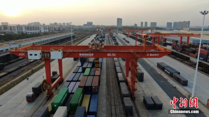 據(jù)了解，贛州國際陸港是全國第8個、也是全國革命老區(qū)唯一一個內(nèi)陸開放口岸，目前已開通5條鐵海聯(lián)運“三同”班列線路，中歐(亞)班列線路覆蓋中亞5國和歐洲主要物流節(jié)點城市。圖為在夕陽映照下，巨大的龍門塔吊正在忙碌地裝運各色集裝箱。姜濤 攝