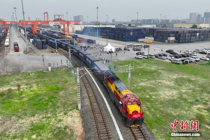 資料圖：一列滿載電子產(chǎn)品、機(jī)械零件、日用百貨等貨物的中歐班列(成渝)緩緩駛出成都國際鐵路港(無人機(jī)照片) <a target='_blank' href='/'>中新社</a>發(fā) 白桂斌 攝