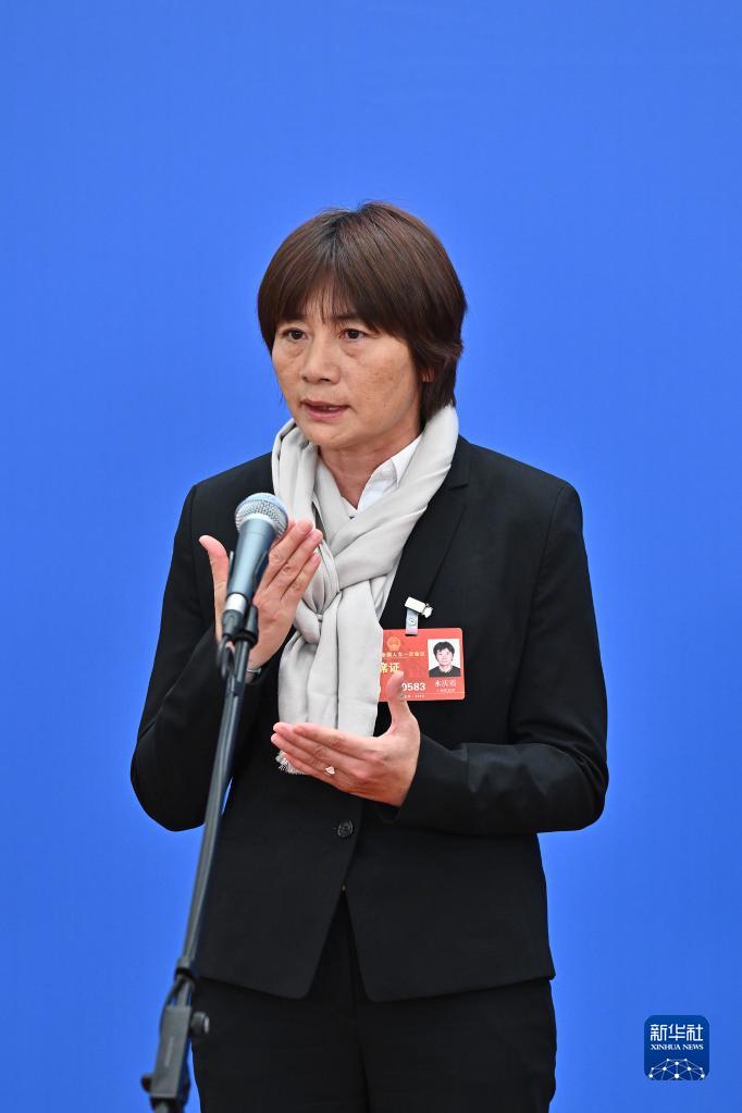 3月5日，第十四屆全國人民代表大會第一次會議舉行首場“代表通道”采訪活動。這是全國人大代表水慶霞接受媒體采訪。（圖源：新華社）