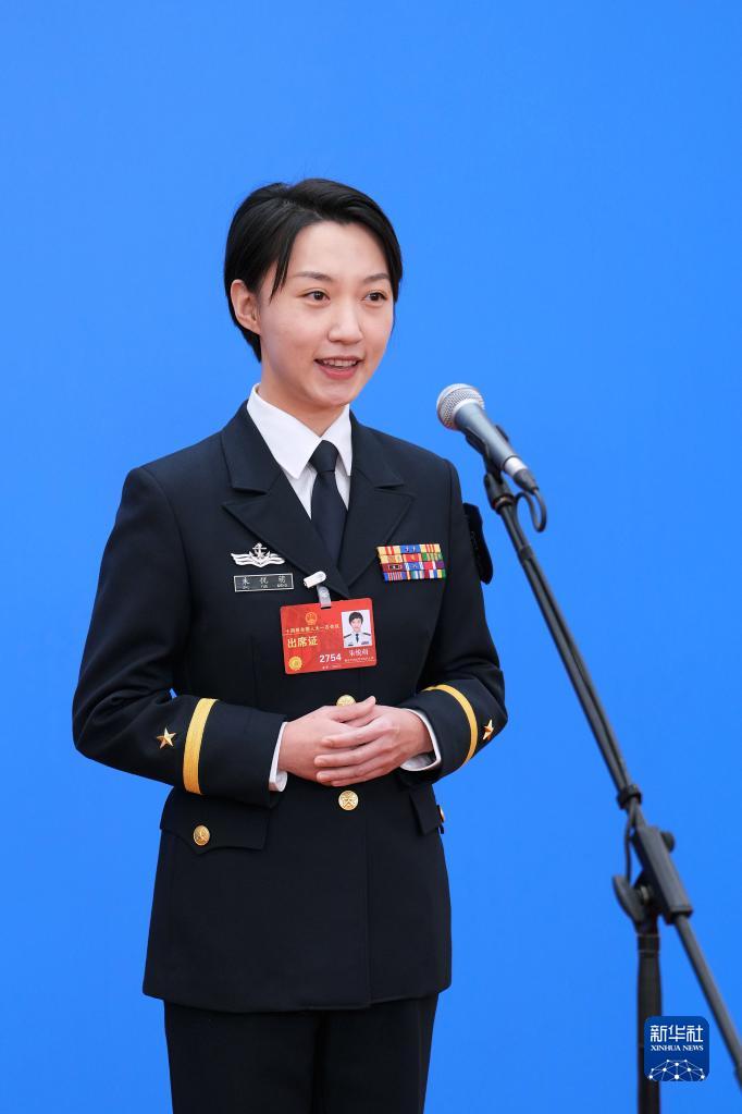 3月5日，第十四屆全國人民代表大會第一次會議舉行首場“代表通道”采訪活動。這是全國人大代表朱悅萌接受媒體采訪。（圖源：新華社）