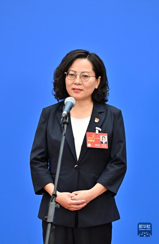 3月7日，第十四屆全國人民代表大會第一次會議舉行第二場“代表通道”采訪活動。這是全國人大代表劉小蓉接受媒體采訪。（圖源：新華社）