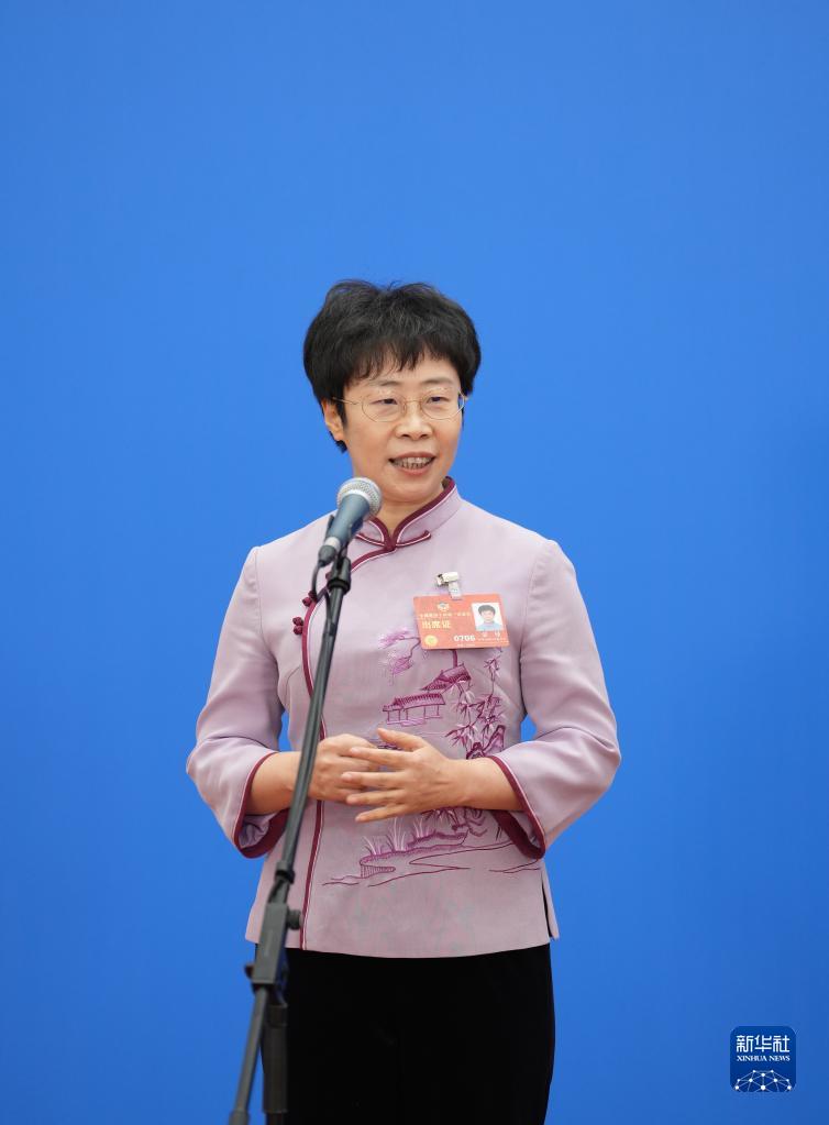 3月4日，全國政協(xié)十四屆一次會議首場“委員通道”集體采訪活動在北京人民大會堂新聞發(fā)布廳舉行。這是全國政協(xié)委員蒙曼接受媒體采訪。（圖源：新華社）