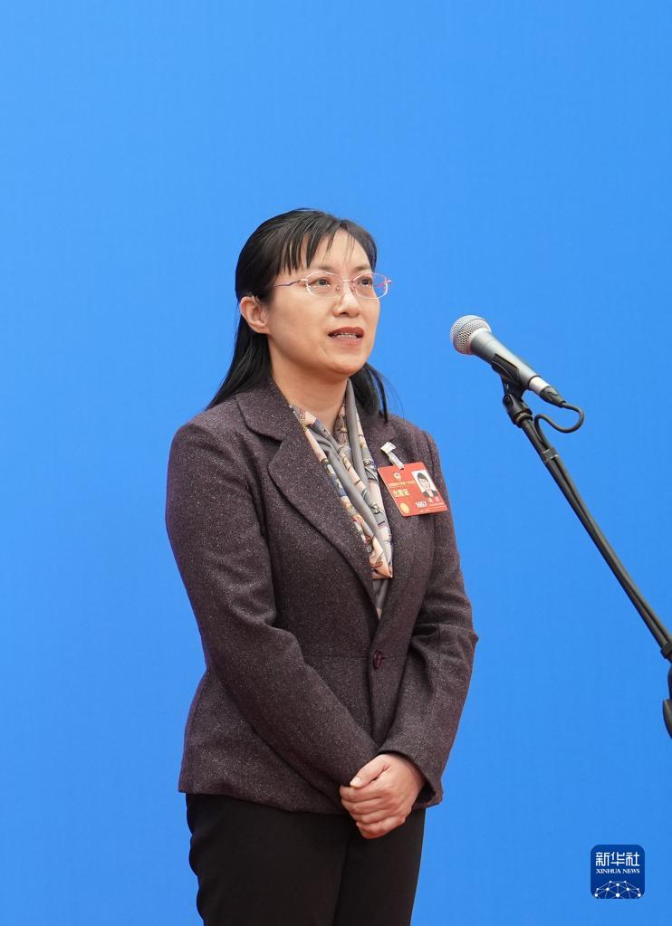 3月4日，全國政協(xié)十四屆一次會議首場“委員通道”集體采訪活動在北京人民大會堂新聞發(fā)布廳舉行。這是全國政協(xié)委員楊洋接受媒體采訪。（圖源：新華社）