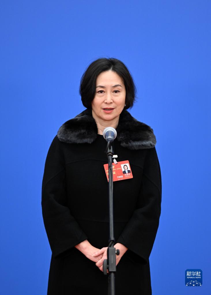 3月7日，全國政協(xié)十四屆一次會議第二場“委員通道”集體采訪活動在北京人民大會堂新聞發(fā)布廳舉行。這是全國政協(xié)委員何超瓊接受媒體采訪。（圖源：新華社）