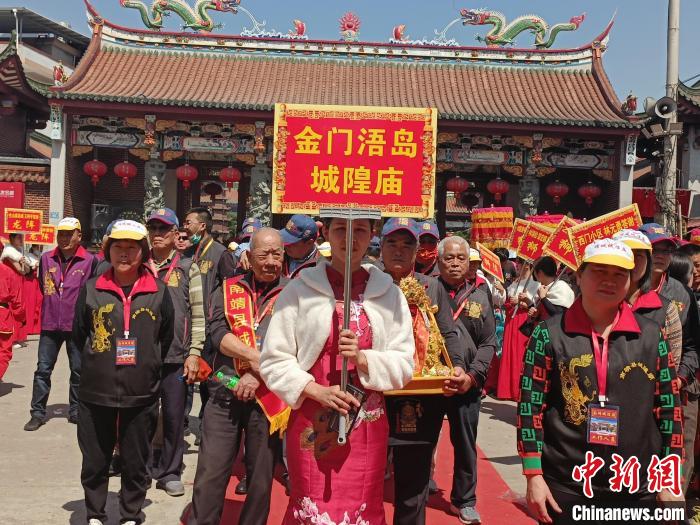 金門浯島城隍廟組團(tuán)前來參加?！×握涿?攝