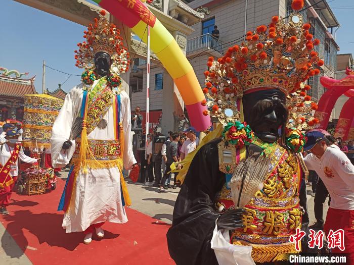 現(xiàn)場舉行盛大的龍藝陣、獅陣、鼓樂陣等踩街活動?！×握涿?攝