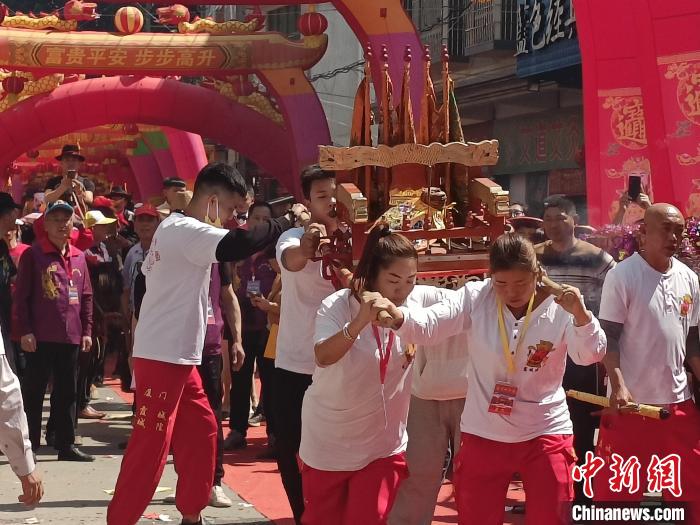 現(xiàn)場舉行盛大的龍藝陣、獅陣、鼓樂陣等踩街活動?！×握涿?攝