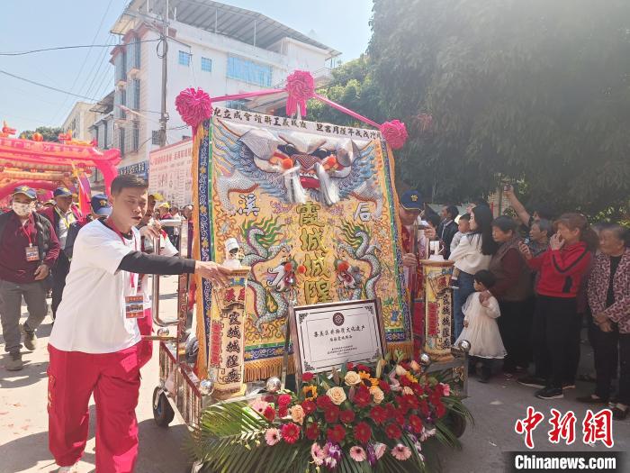 現(xiàn)場舉行盛大的龍藝陣、獅陣、鼓樂陣等踩街活動?！×握涿?攝