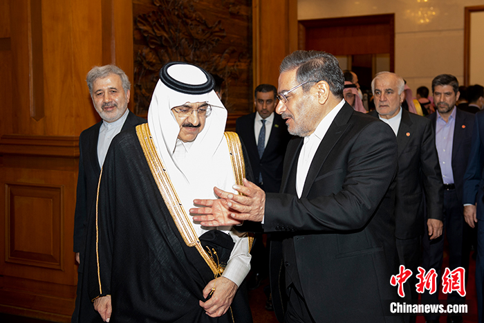 圖為沙特國務大臣兼國家安全顧問艾班（左）與伊朗最高國家安全委員會秘書沙姆哈尼（右）在閉幕式后交流。 中新社記者 田雨昊 攝
