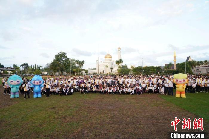 “迎杭州亞運(yùn)會(huì)趣味跑”文萊站歡樂開跑?！『贾輥喗M委供圖