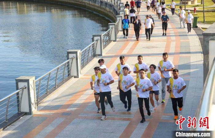 “迎杭州亞運(yùn)會(huì)趣味跑”文萊站歡樂開跑?！『贾輥喗M委供圖