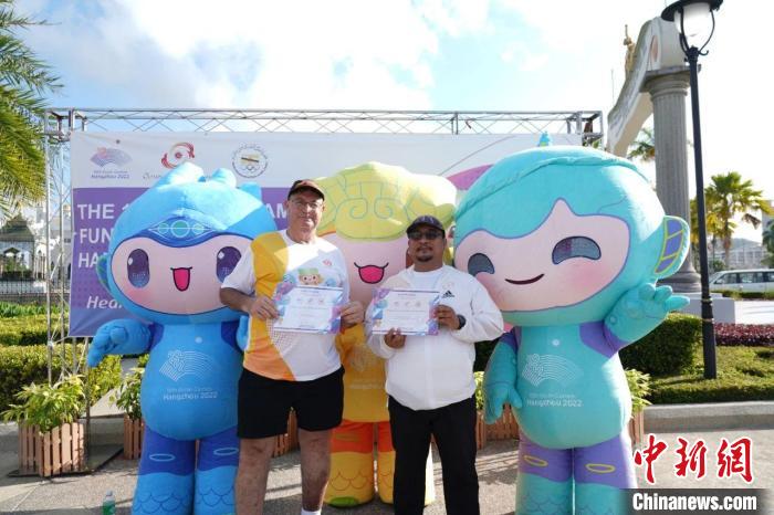 參賽選手與杭州亞運(yùn)會(huì)吉祥物合影?！『贾輥喗M委供圖