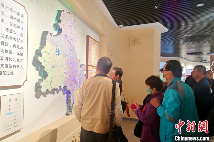 臺(tái)胞參觀泉州市水利文化展覽館?！枪跇?biāo) 攝