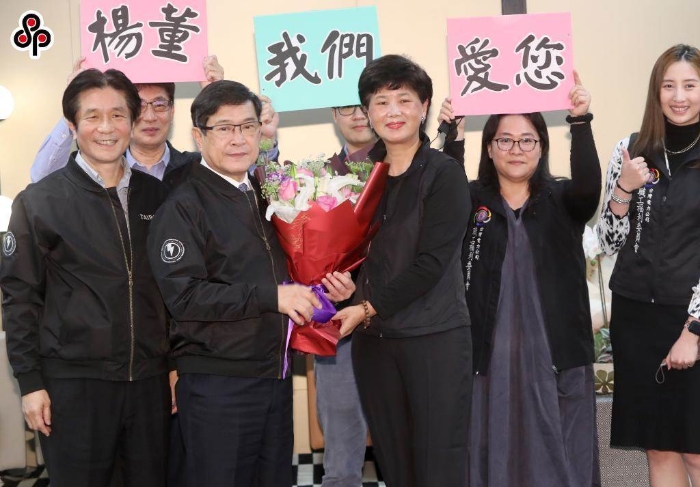 臺電8日舉行卸新任董事長、總經(jīng)理交接典禮，卸任董事長楊偉甫