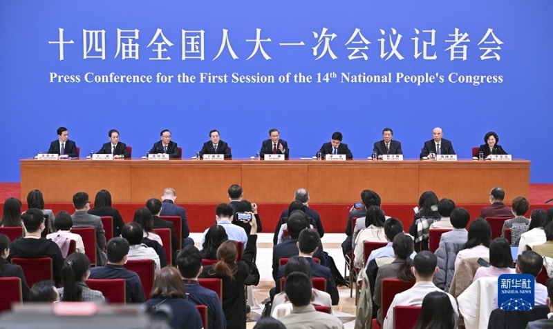 3月13日，十四屆全國(guó)人大一次會(huì)議在北京人民大會(huì)堂舉行記者會(huì)，國(guó)務(wù)院總理李強(qiáng)應(yīng)大會(huì)發(fā)言人王超的邀請(qǐng)出席記者會(huì)，并回答中外記者提問(wèn)。國(guó)務(wù)院副總理丁薛祥、何立峰、張國(guó)清、劉國(guó)中參加。新華社記者 李鑫 攝