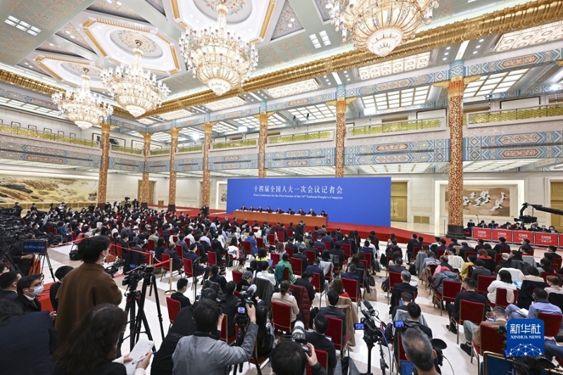 3月13日，十四屆全國(guó)人大一次會(huì)議在北京人民大會(huì)堂舉行記者會(huì)，國(guó)務(wù)院總理李強(qiáng)應(yīng)大會(huì)發(fā)言人王超的邀請(qǐng)出席記者會(huì)，并回答中外記者提問(wèn)。國(guó)務(wù)院副總理丁薛祥、何立峰、張國(guó)清、劉國(guó)中參加。新華社記者 岳月偉 攝