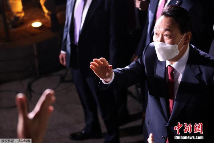 當?shù)貢r間3月10日，韓國中央選舉管理委員會發(fā)布的數(shù)據(jù)顯示，韓國最大在野黨國民力量黨候選人尹錫悅在第20屆總統(tǒng)選舉中獲勝，當選新一任總統(tǒng)。圖為尹錫悅與支持者一同慶祝。