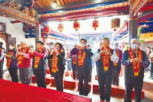 彰化縣長王惠美及縣內(nèi)共13媽祖廟的主委，14日齊聚在爐主宮廟二林仁和宮，擲筊請(qǐng)示舉辦“2023年彰化縣媽祖祈福文化節(jié)”的吉日。（圖源：臺(tái)灣“中時(shí)新聞網(wǎng)”）